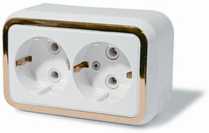Розетка открытой установки двухместная, с заземлением и монтажной пластиной, серия Москвичка, цвет белый с рамкой под золото