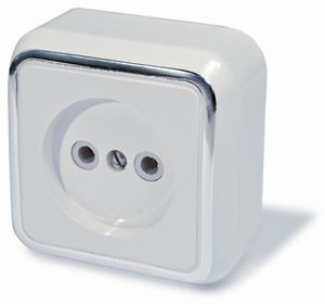 Розетка открытой установки одноместная, серия Москвичка, цвет белый с рамкой под серебро