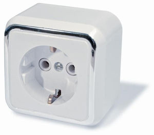 Розетка открытой установки одноместная, с заземлением и защитными шторками,серия Москвичка, цвет белый с рамкой под серебро