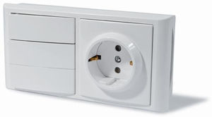 Блок ЭУУ выключатель трехклавишный + розетка с заземлением и защитными шторками, серия Модерн, цвет белый