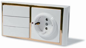 Блок ЭУУ выключатель трехклавишный + розетка с заземлением и защитными шторками, серия Модерн, цвет белый с рамкой под золото