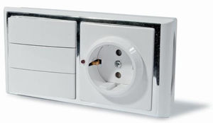 Блок ЭУУ выключатель трехклавишный + розетка с заземлением и защитными шторками, серия Модерн, цвет белый с рамкой под серебро