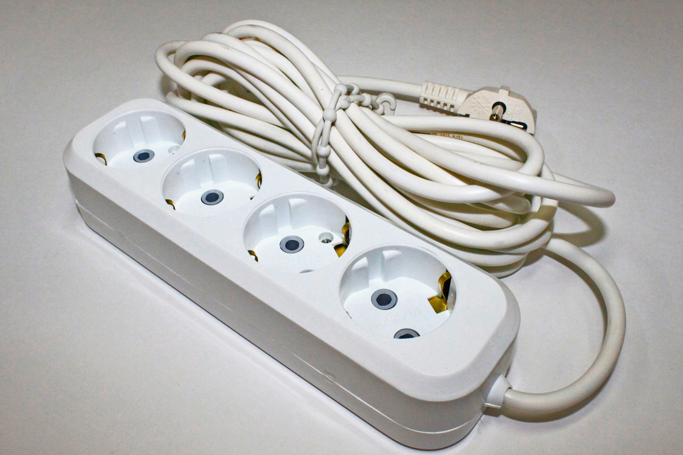 Удлинитель бытовой (4 гнезда)