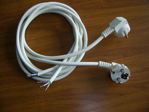 Шнур соединительный с заземляющим контактом длиной 1,7 м ПВС 3*0,75