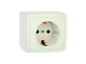 Розетка открытой установки с заземляющим контактом, защитной шторкой одноместная РА16-164