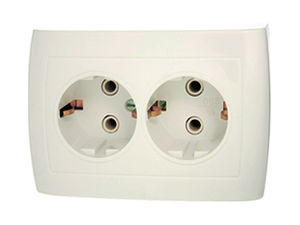 Розетка скрытой установки с заземляющим контактом двухместная РС16-762