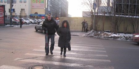 Я здесь на обочине с белой тростью стою…