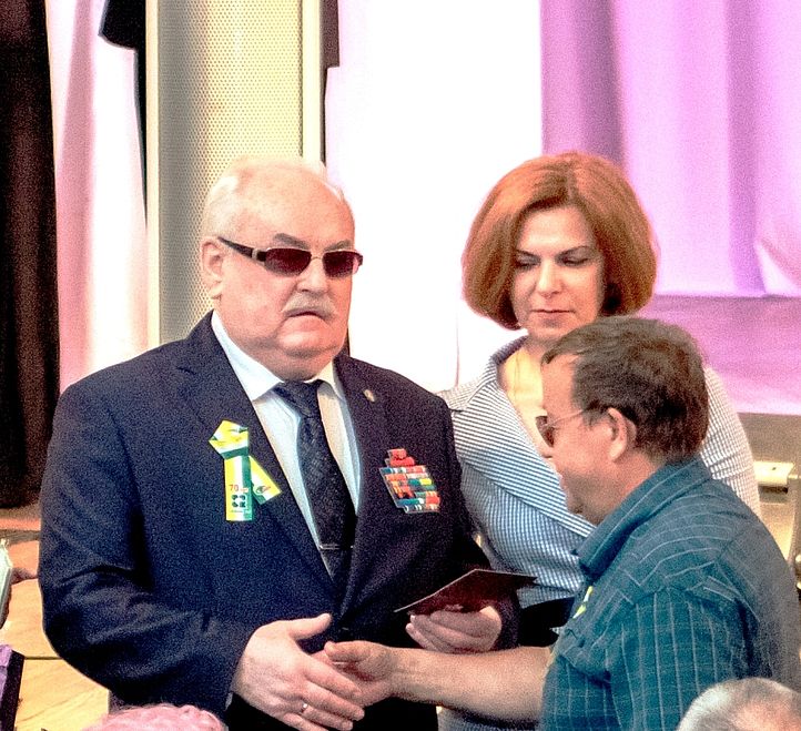 Президент ВОС вручает награды