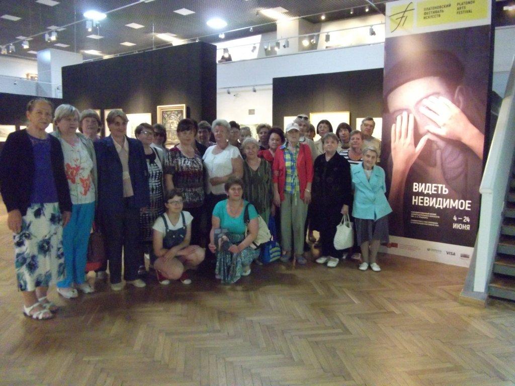 Активисты Липецкой региональной организации ВОС совершили экскурсионную поездку на выставку тактильных картин «Видеть невидимое»