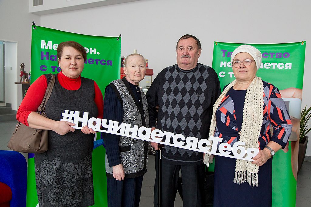 Активисты ВОС в фойе кинозала