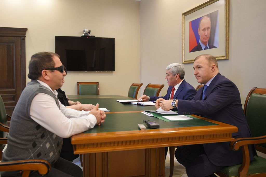 Рабочая встреча главы Республики Адыгея М. К. Кумпилова с председателем Адыгейской региональной организации Всероссийского общества слепых Р. К. Нехаем