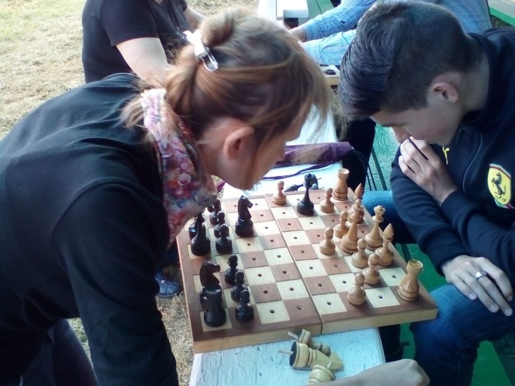 Молодые инвалиды по зрению играют в тактильные игры