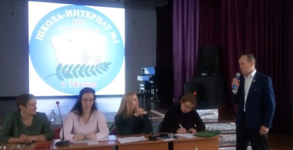 Руководитель пресс-службы ВОС В. Я. Матвеев зачитывает приветственное письмо президента ВОС А. Я. Неумывакина