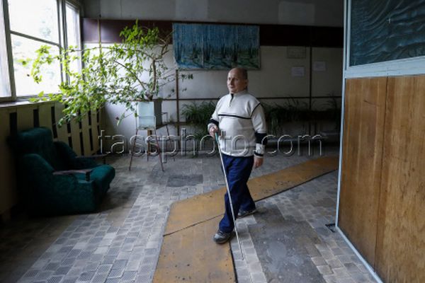 Инвалид по зрению идёт к своему рабочему месту на предприятии ВОС