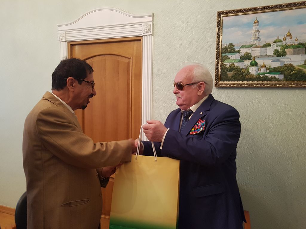 Президент ВОС вручает представителям Саудовской Аравии сувениры с символикой ВОС