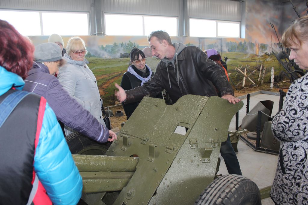 Незрячие экскурсанты осматривают военную технику