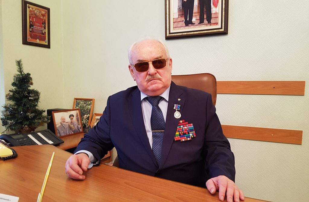 Президент ВОС А. Я. Неумывакин с медалью ЦИК РФ