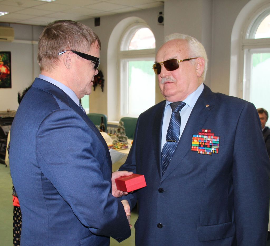Вручение медали президенту ВОС
