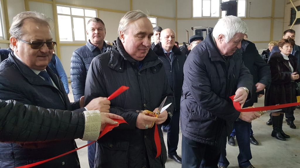Вице-президент ВОС В. В. Сипкин перерезает символическую ленту