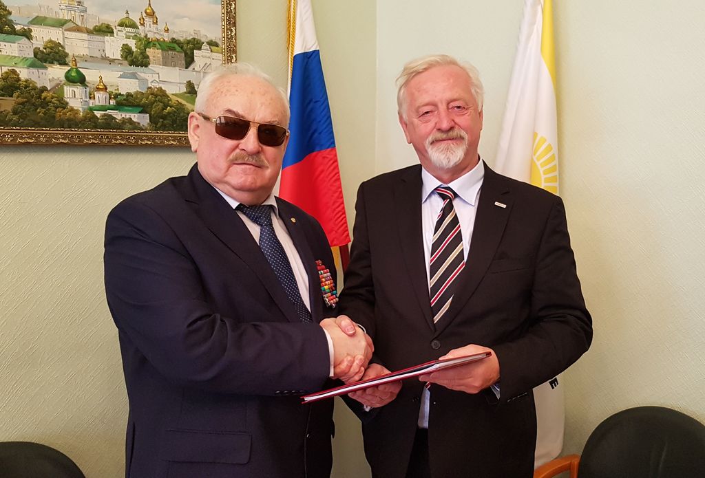 Дружеское рукопожатие
