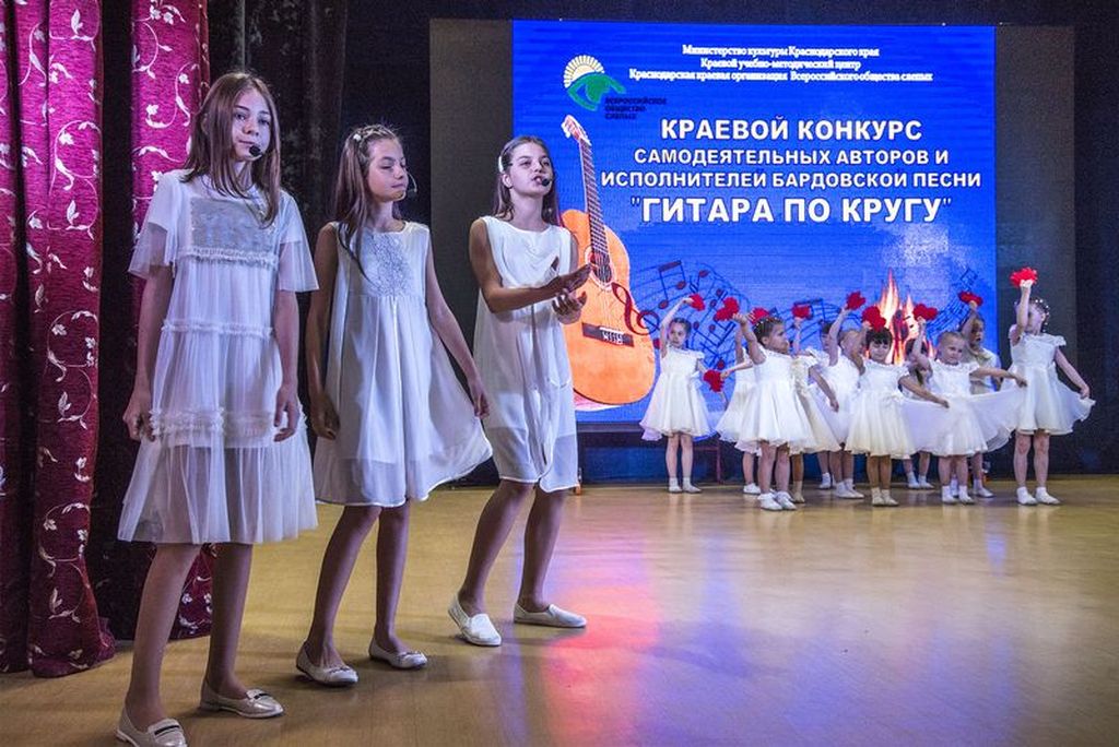 Выступление детских ансамблей