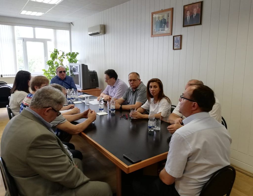 Проведение рабочего совещания с руководством и инженерами завода