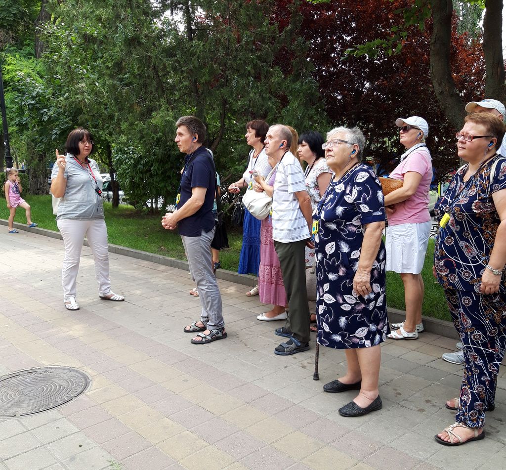 Экскурсовод рассказывает об архитектуре Ростова-на-Дону 20-го века