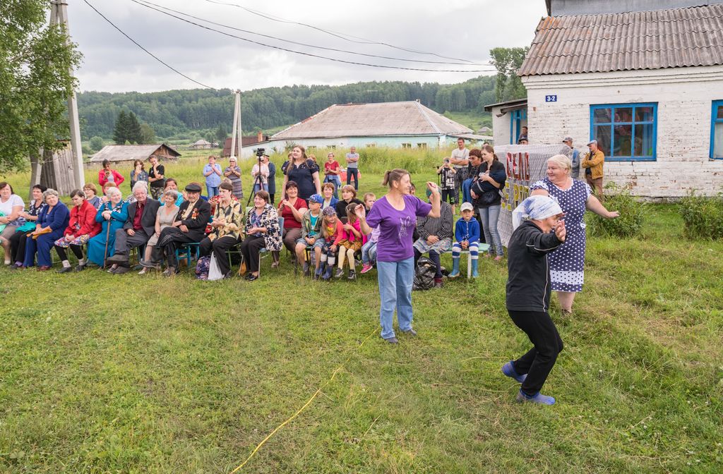 Восторженные зрители пускаются в пляс!