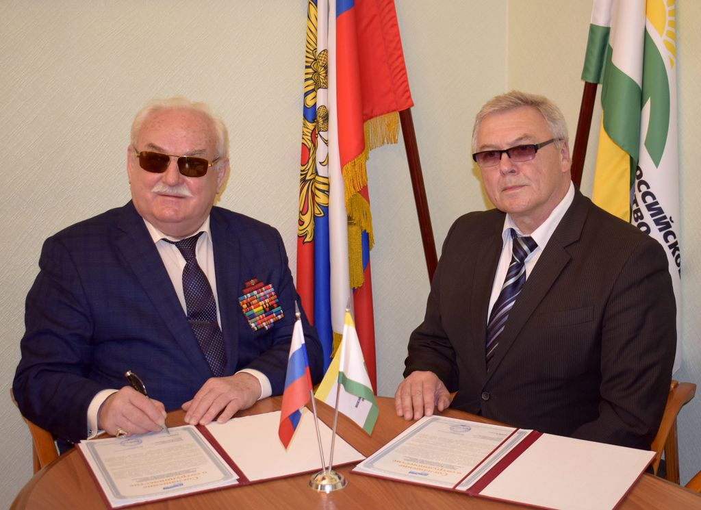А. Я. Неумывакин подписывает соглашение