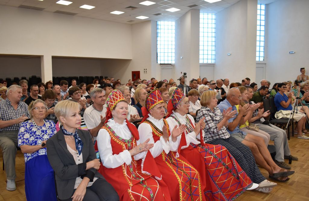Заполненный зрительный зал пансионата 