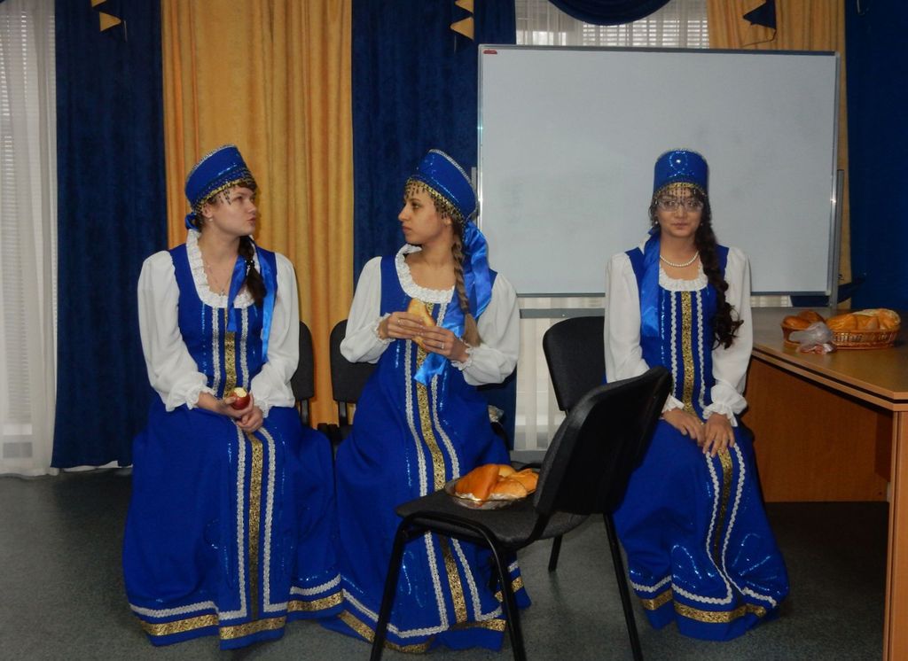 Незрячие актёры в красочных костюмах на конкурсе 