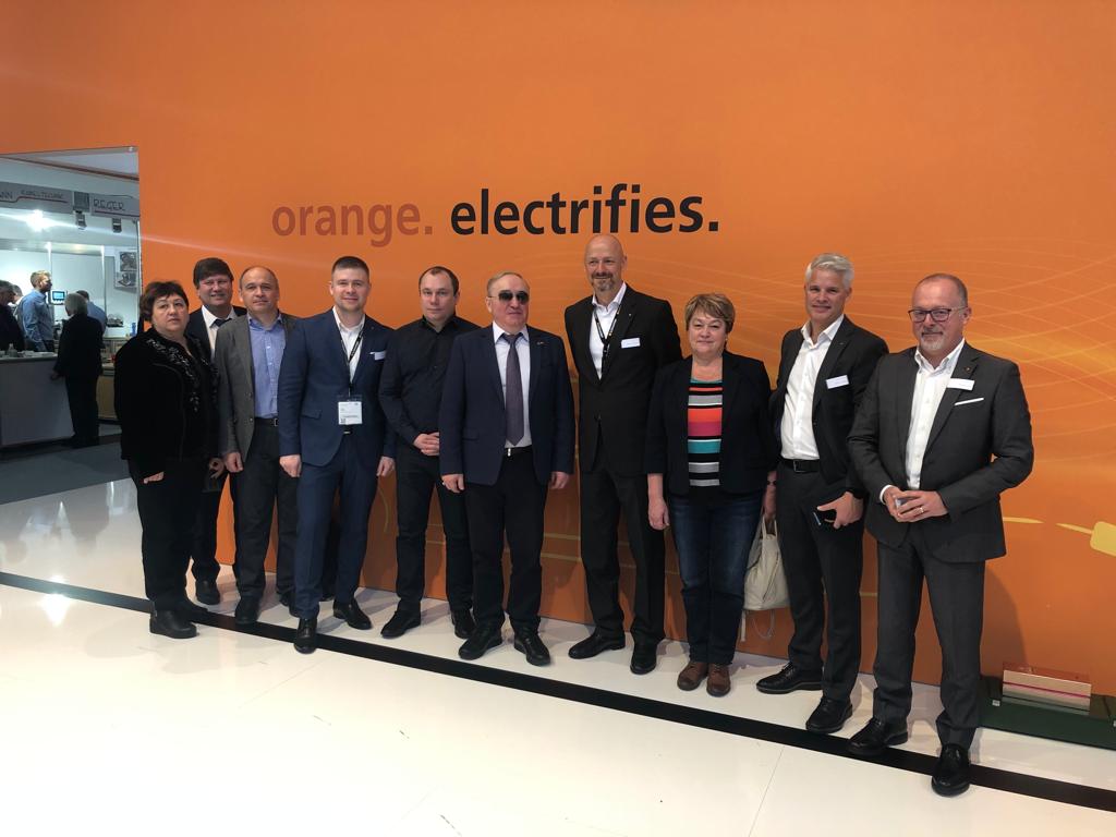 Делегация ВОС у стенда компании Orange. Electrifies