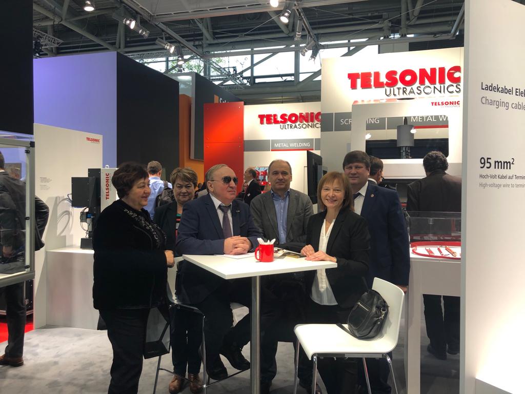 В. В. Сипкин знакомится со стендом компании Telsonic