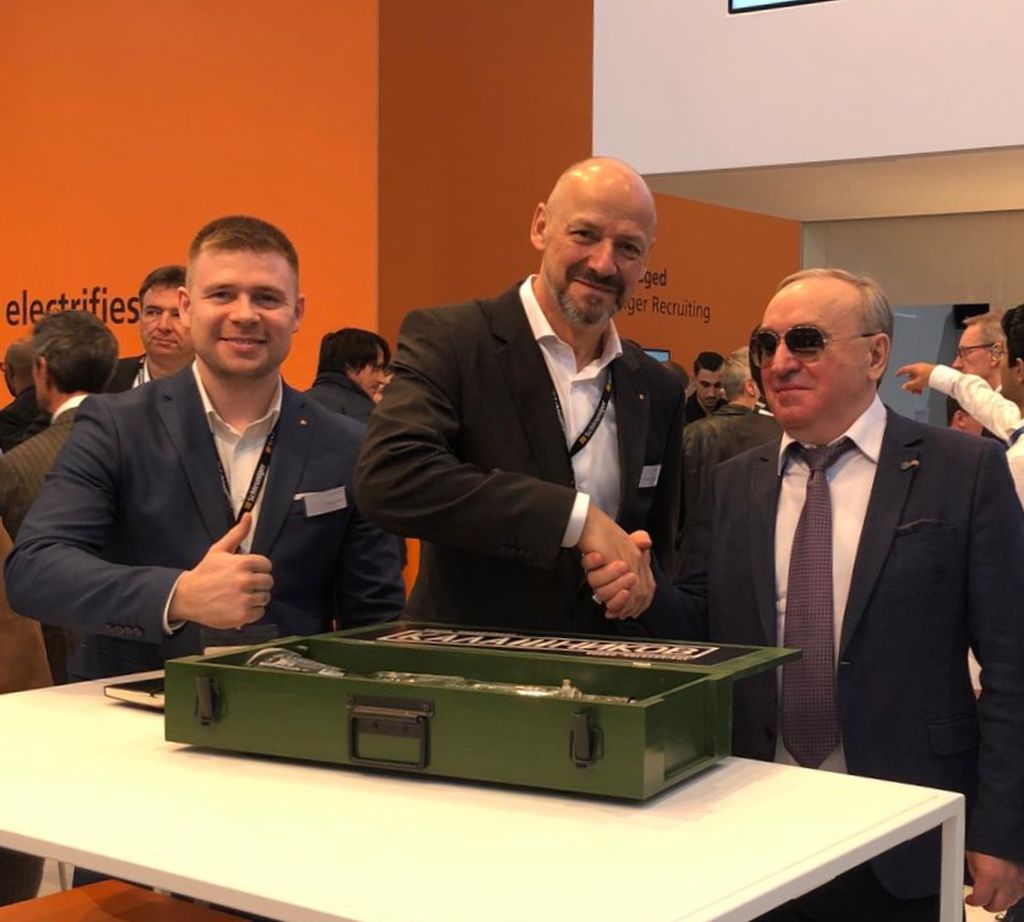 Рукопожатие с представителем компании Шлёнигер