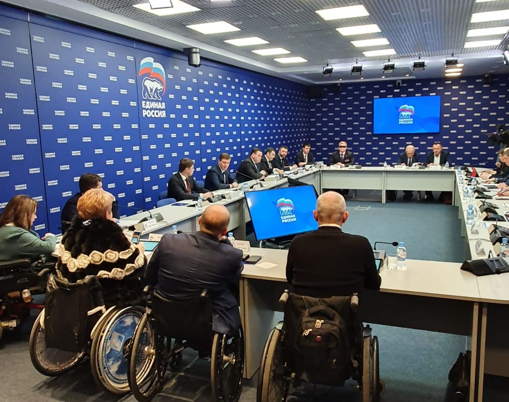 Участники встречи обсуждают вопросы поддержки инвалидов