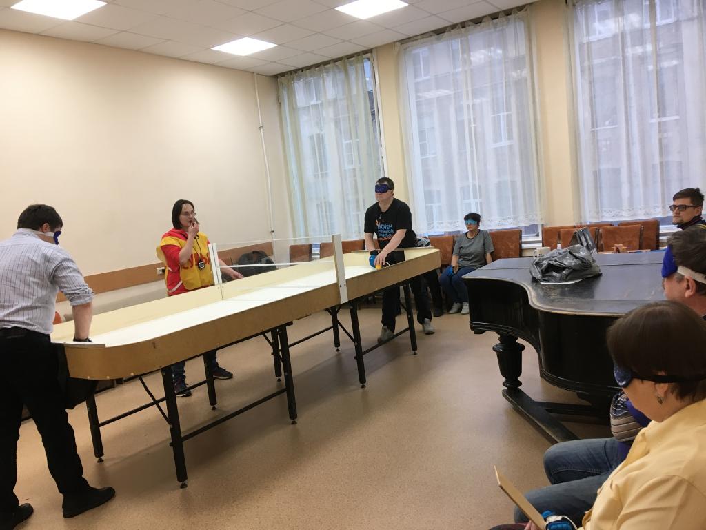 Спортсмены Санкт-Петербургской РО ВОС играют в настольный теннис для слепых