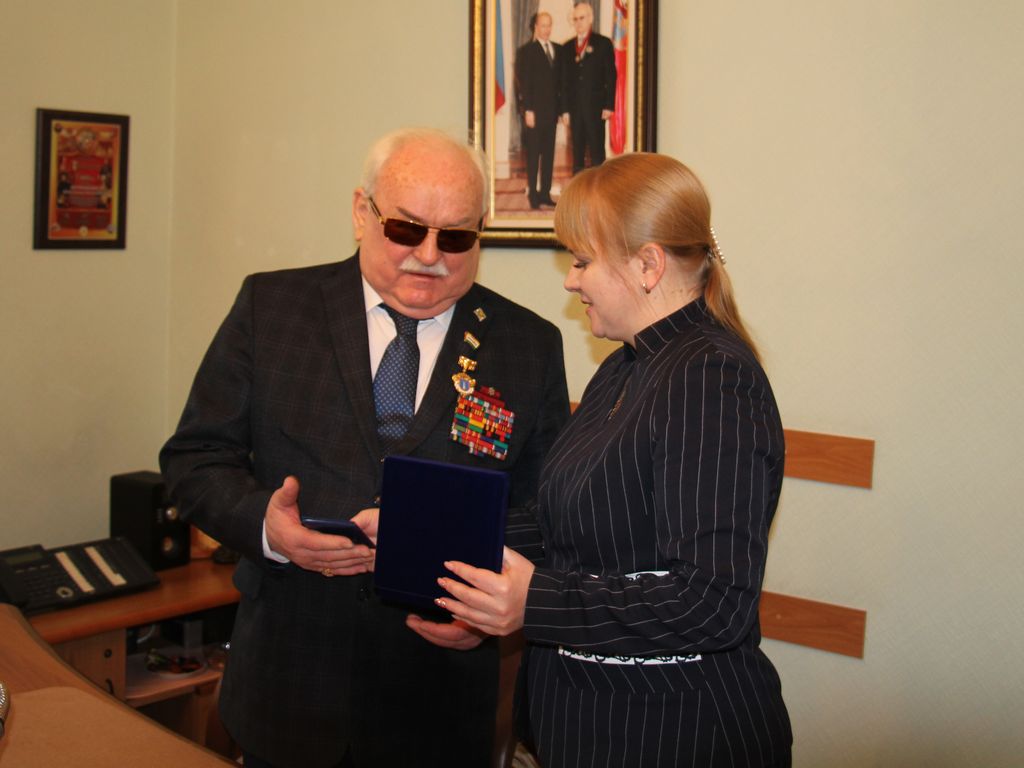 Министр семейной, демографической политики и социального благополучия Ульяновской области Н. С. Исаева от имени губернатора Ульяновской области за значительные достижения в профессиональной деятельности, а также за активную общественную, благотворительную и попечительскую деятельность торжественно вручает президенту ВОС А. Я. Неумывакину Почётный знак Ульяновской области «За веру и добродетель»