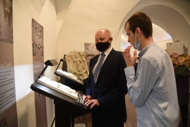 Председатель Владимирской РО ВОС Сергей Войнов знакомится с экспонатами выставки
