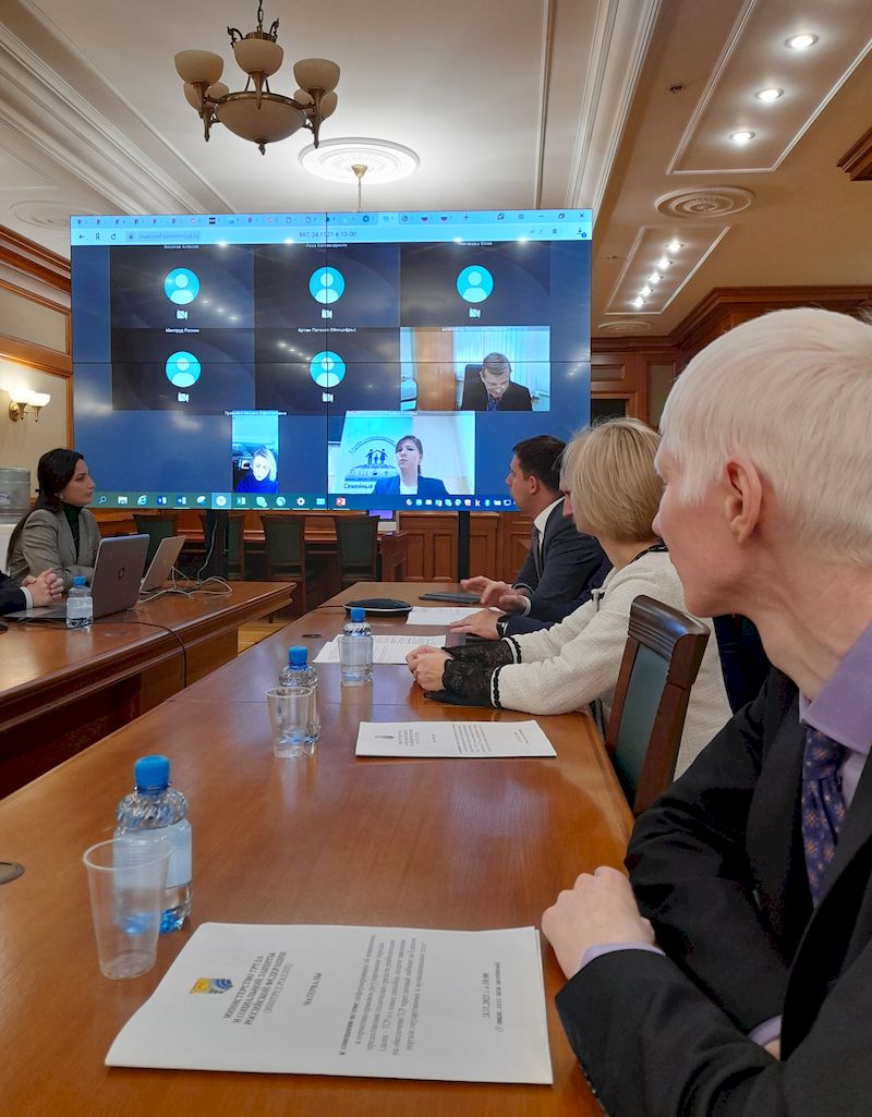 Специалисты Аппарата управления ВОС выдвигают свои предложения на совещании в министерстве