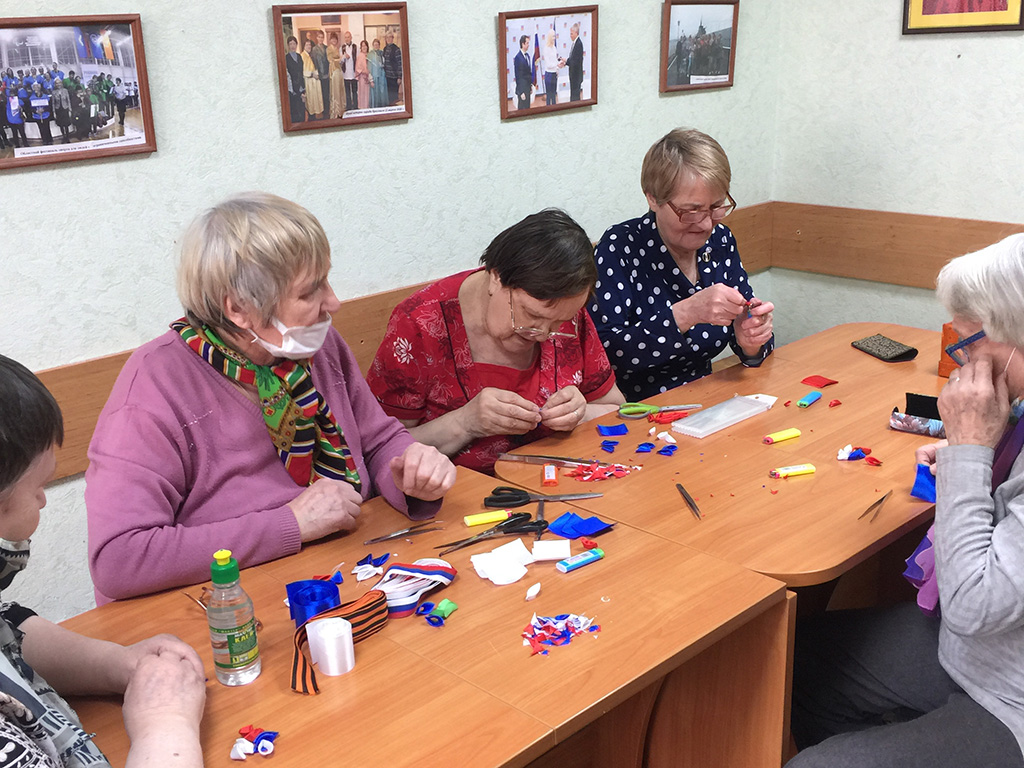 Изготовление инвалидами по зрению декораций для кукольного театра