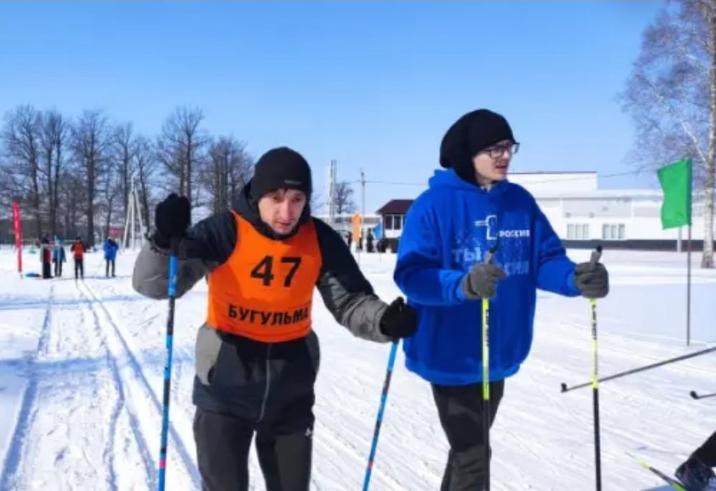 Незрячий лыжник в сопровождении помощника-лидера