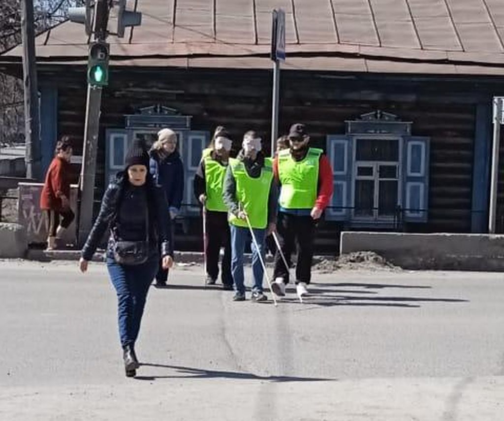 Переход перекрёстка с белой тростью