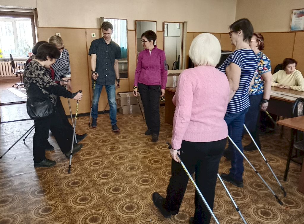 Опытный инструктор проводит занятия по скандинавской ходьбе