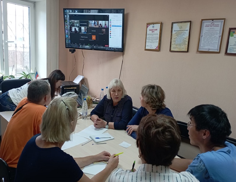 рабочий кабинет. слева окно. день. прямо - на стене плазменный телевизор. на экране несколько 