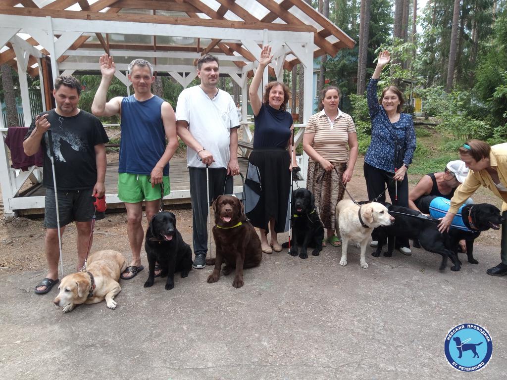 Участники фестиваля со своими четвероногими питомцами в ходе фотосессии на фестивале