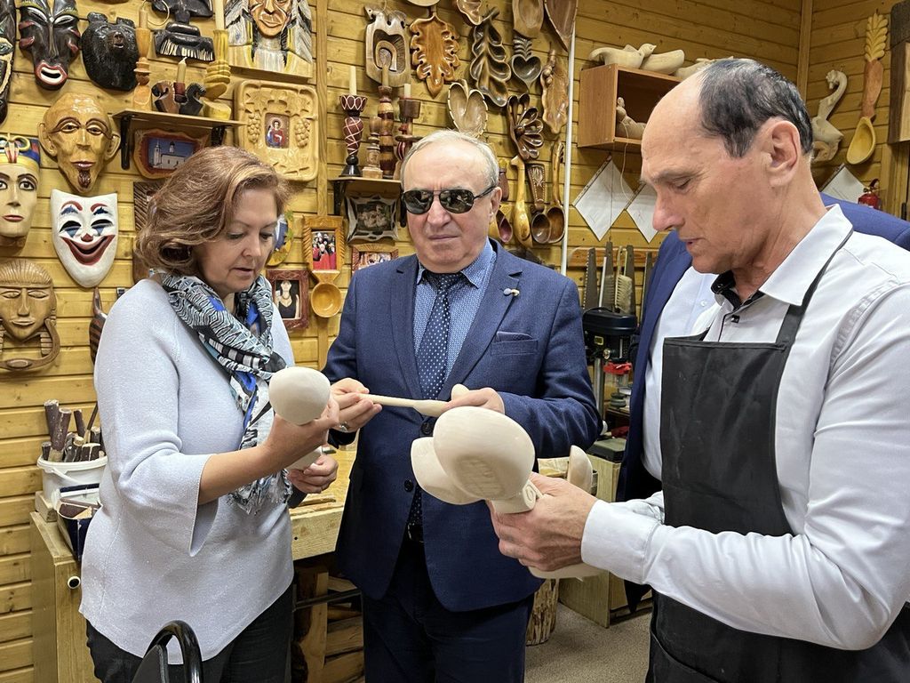 Президент ВОС осматривает поделки из дерева, созданные руками слепых мастеров в учебных кабинетах ЦРС ВОС