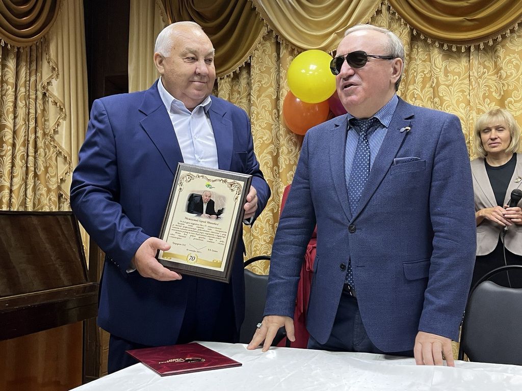 Президент ВОС вручает С. И. Степанову памятную плакетку в честь его 70-летнего юбилея