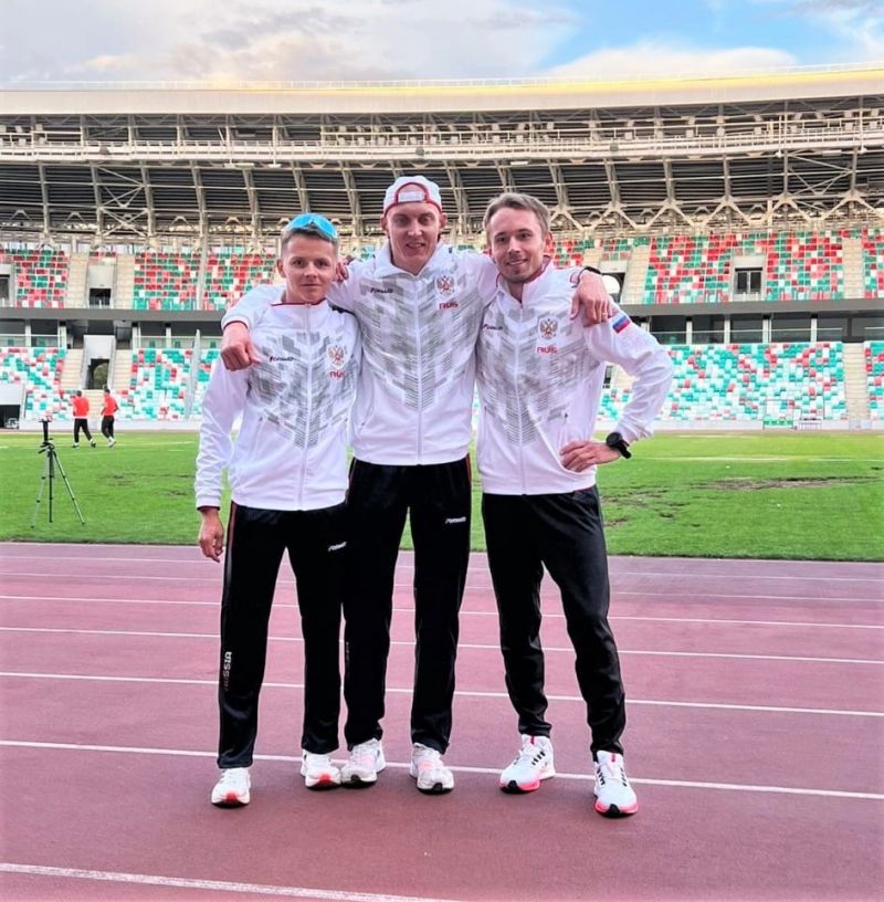 Незрячие спортсмены на беговой дорожке