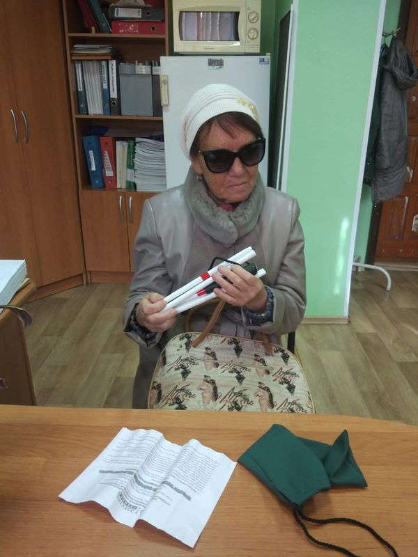 Осмотр новых тактильных тростей в офисе Хакасской РО ВОС