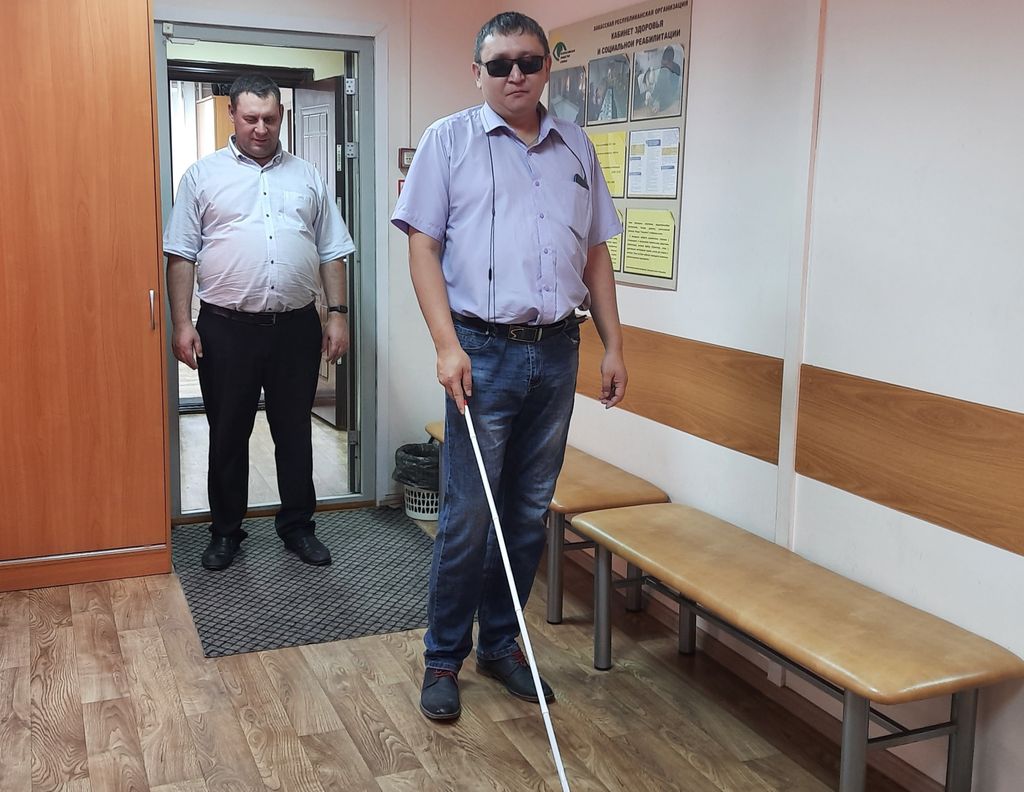 Обучение инвалидов по зрению пользованию тактильными тростями